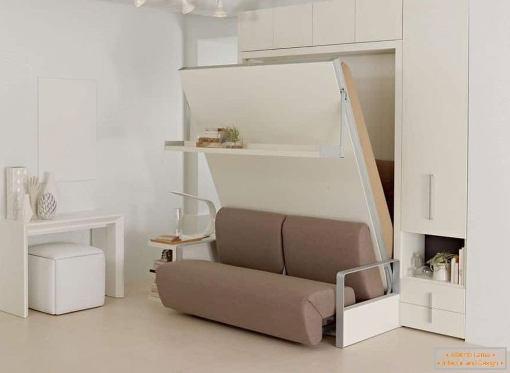 Transformer canapé-lit dans un placard dans un petit appartement