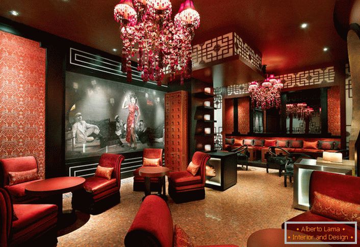 Le salon chinois est une prédominance de couleur terre cuite, de lanternes, d'ébène.
