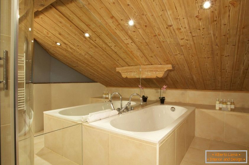 Intérieur d'une salle de bain dans une maison de campagne