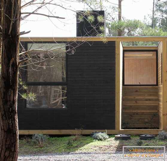 Maison modulaire en bois dans la forêt