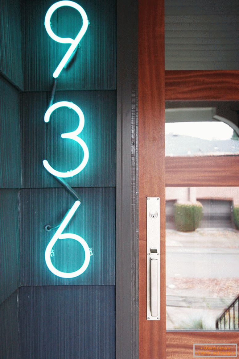 Numéro de maison avec des néons