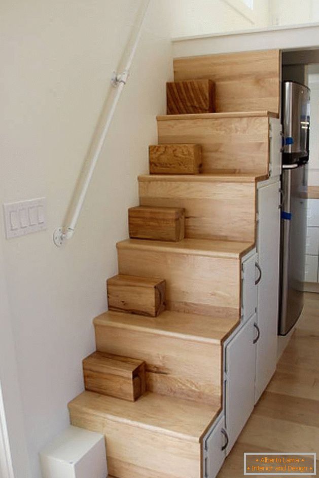 Escalier en bois au deuxième niveau