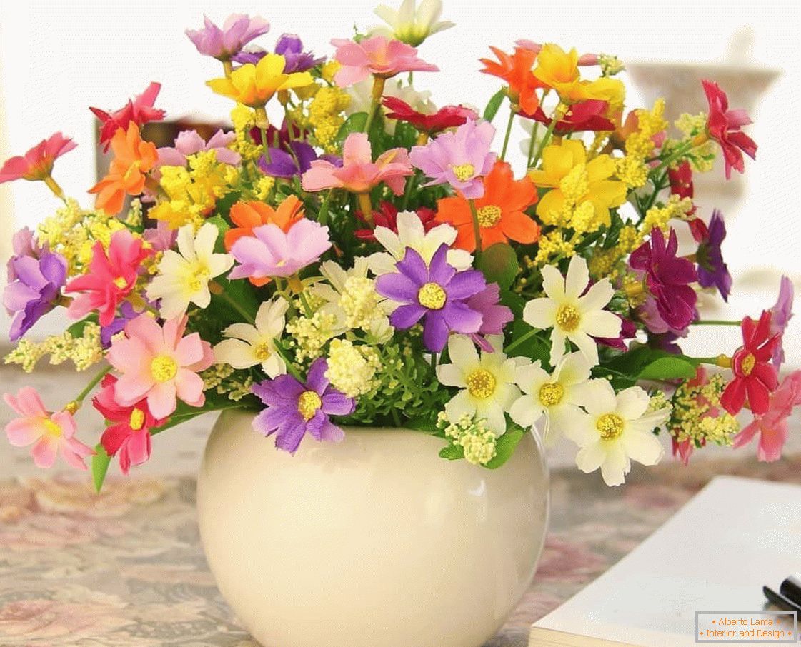 Conception simple d'un vase avec des fleurs artificielles