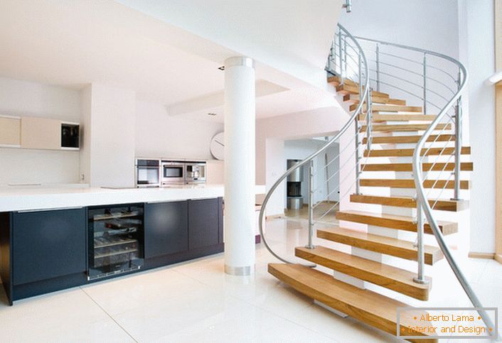 La légèreté et la simplicité du design des escaliers soulignent la forme laconique de l'intérieur spacieux de la maison.