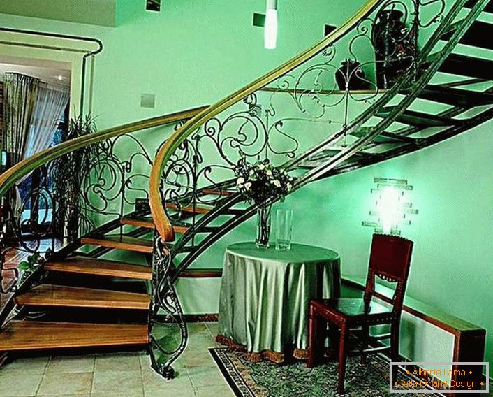 Style classique dans la combinaison des matériaux et la douceur des lignes de l'escalier élégant.