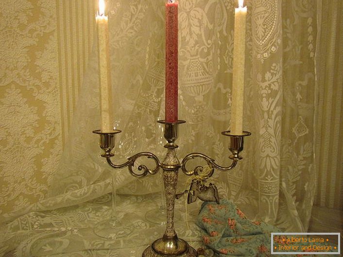Un candélabre en cuivre dans le style d'un classique.