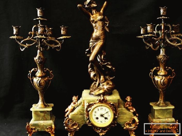 Set classique - deux candélabres en bronze et des montres exquises. Décoration idéale pour la cheminée.