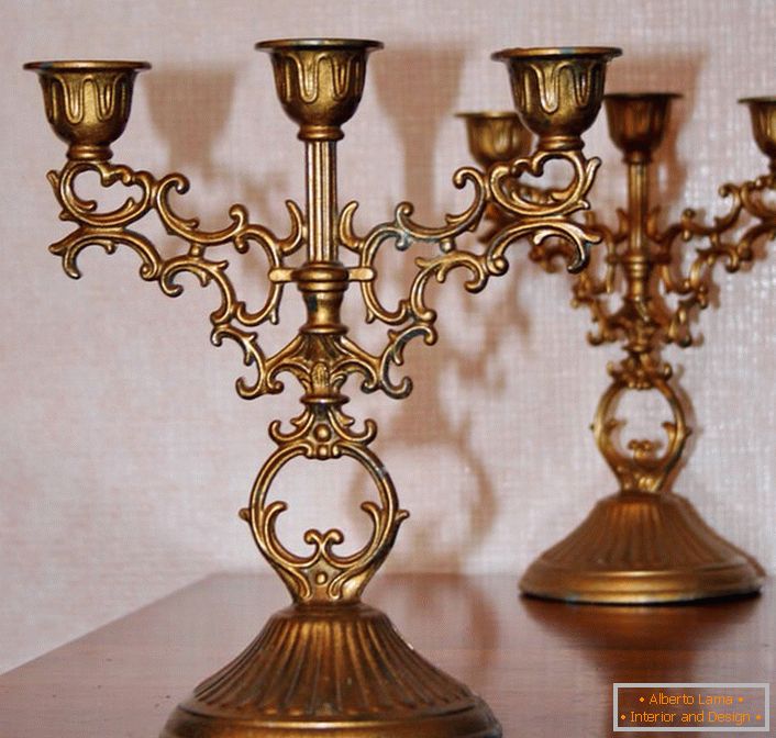 Le candélabre en cuivre classique pour trois bougies n’est pas seulement un assistant en cas de dysfonctionnement du réseau électrique, c’est aussi un détail élégant de tout intérieur.