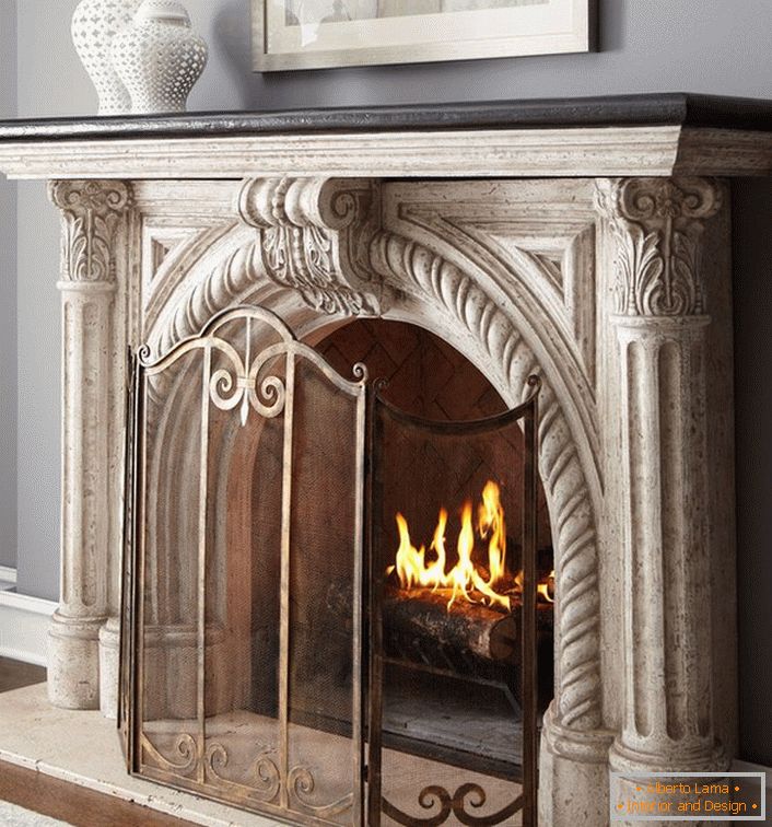 Stuc en relief pour la cheminée - la meilleure décoration du panneau de la cheminée. Un élément élégant de l'intérieur rend la situation présentable et mémorable.