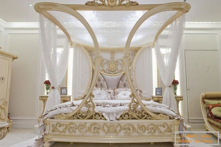 Un lit luxueux avec un baldaquin devient le point culminant d'un projet de design pour une chambre dans le style Art Nouveau.