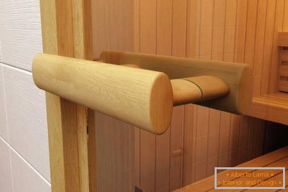 Manche en bois pour portes en verre dans un sauna en chaux