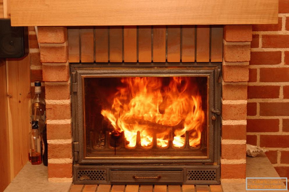 Une cheminée en brique avec simulation de feu semble non seulement décente, mais chauffe également la pièce.