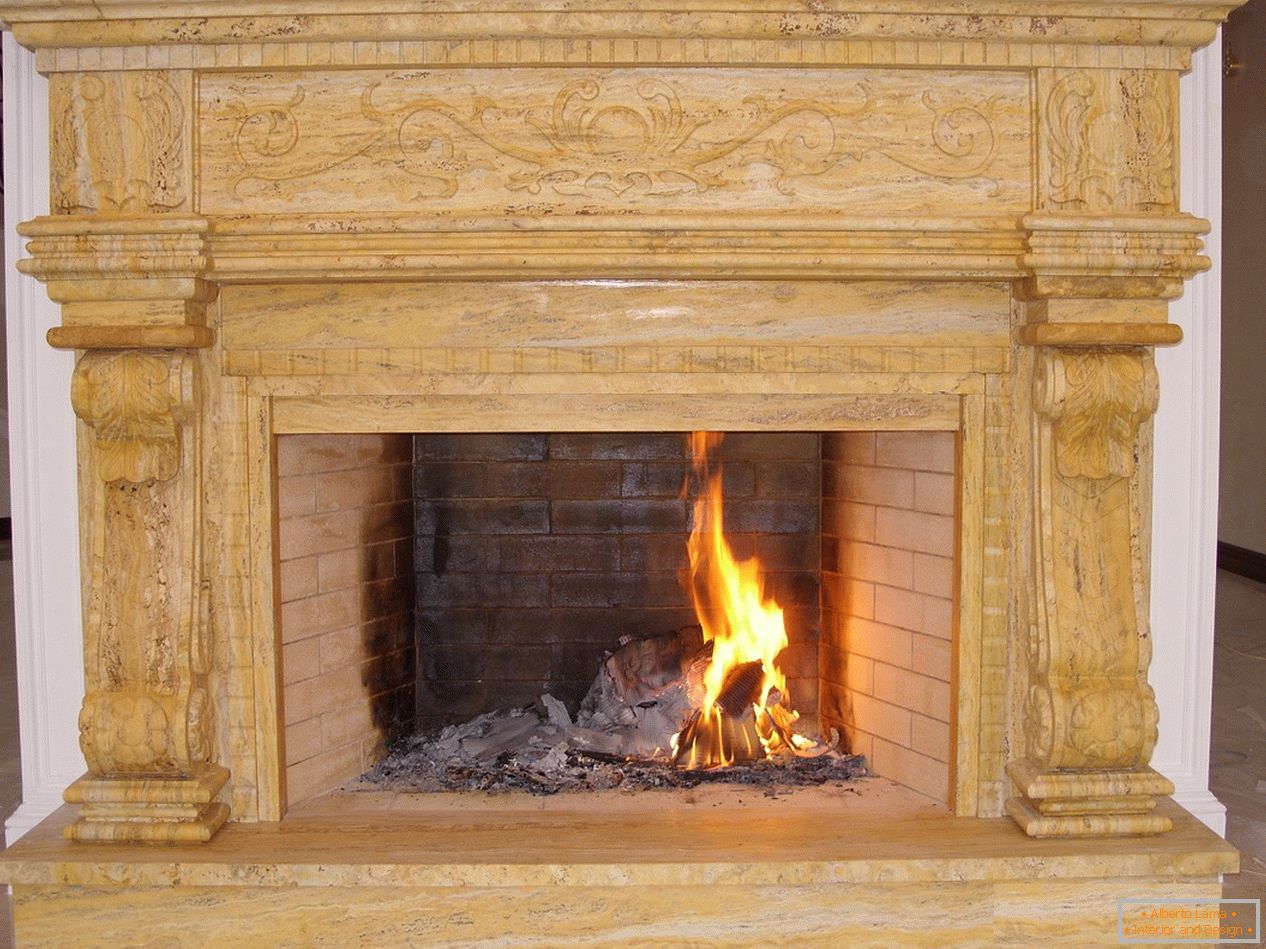 Noble cheminée faite de briques avec des éléments décoratifs en bois sombre dans une maison de campagne de Moscou.