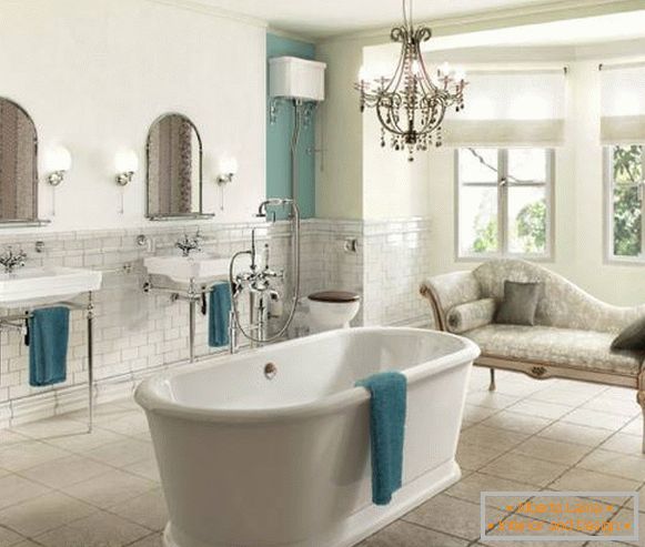 La salle de bain est de style classique et avec un lustre