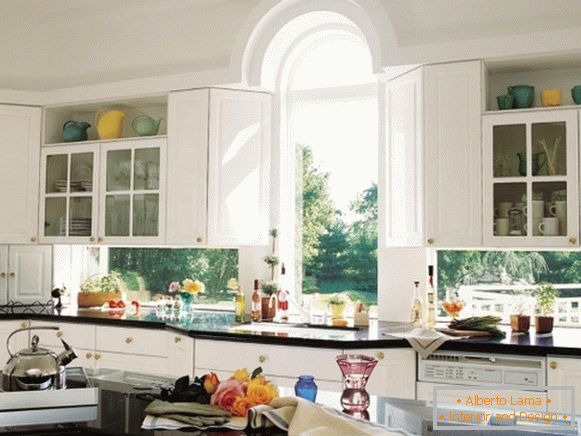 Conception de la fenêtre dans la cuisine - photo intérieure d'une maison privée
