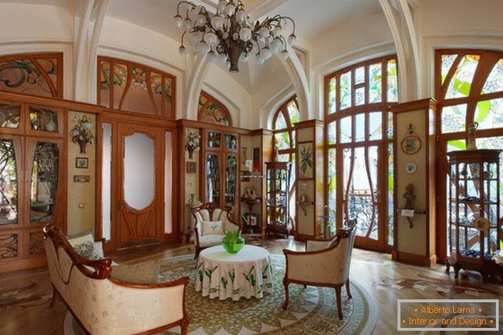 Le salon de la grande maison de la famille espagnole est décoré dans un style moderne. Une salle confortable pour les soirées entre amis ou en famille.