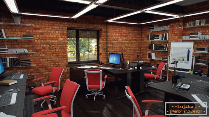 Les chaises rouges au bureau dans le style loft ont une apparence organique et créative. L'intérieur est aussi fonctionnel que possible.