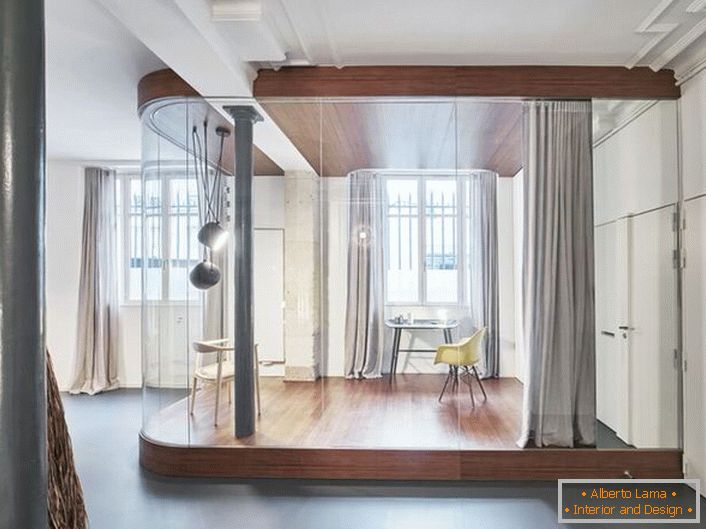 Le bureau est dans un studio spacieux. Style loft vous permet de sélectionner organiquement la zone de travail.