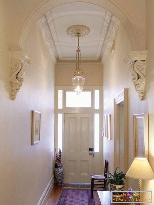 Couloir et antichambre dans un style classique avec stuc