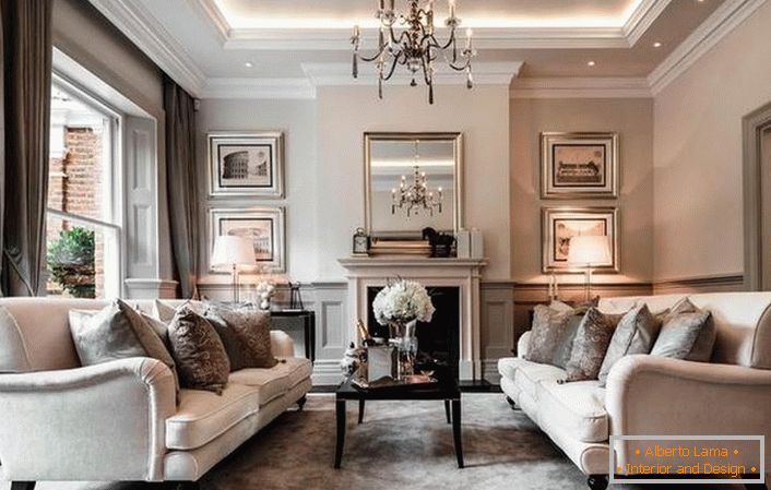 Salon de luxe de style Art Nouveau. La richesse de la décoration est soulignée par des meubles de salon et une cheminée en marbre.