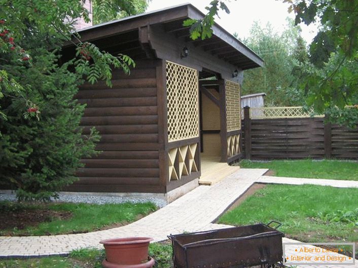 Un belvédère sombre en bois dans le style d'un chalet est un choix populaire pour les propriétaires immobiliers de banlieue modernes.