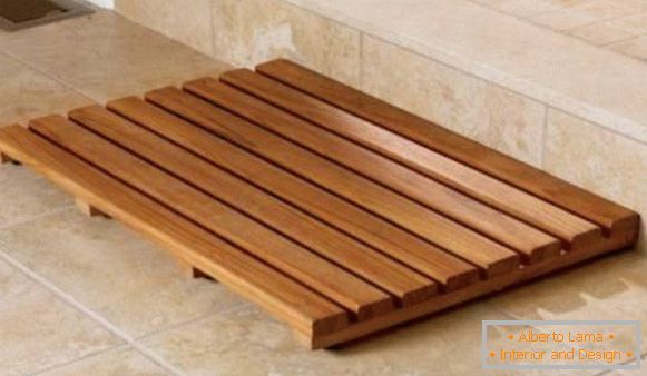 Treillis de bois sur le sol dans la salle de bain