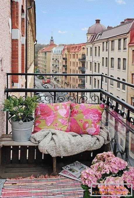 Véranda confortable sur un petit balcon