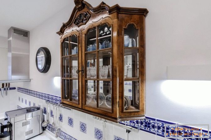 Ancienne vitrine pour la vaisselle