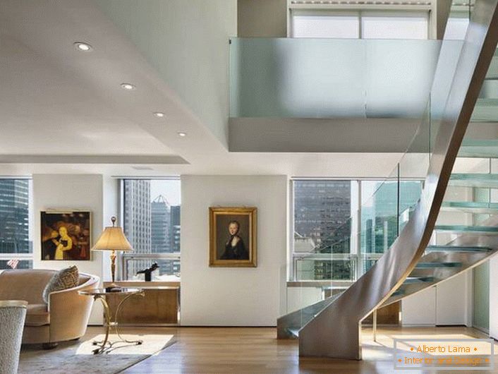 L'intérieur dans le style Art Nouveau est conçu conformément aux exigences pour la conception d'appartements à deux niveaux. Les lignes élégantes et lisses des meubles et des escaliers rendent l’atmosphère chaleureuse.