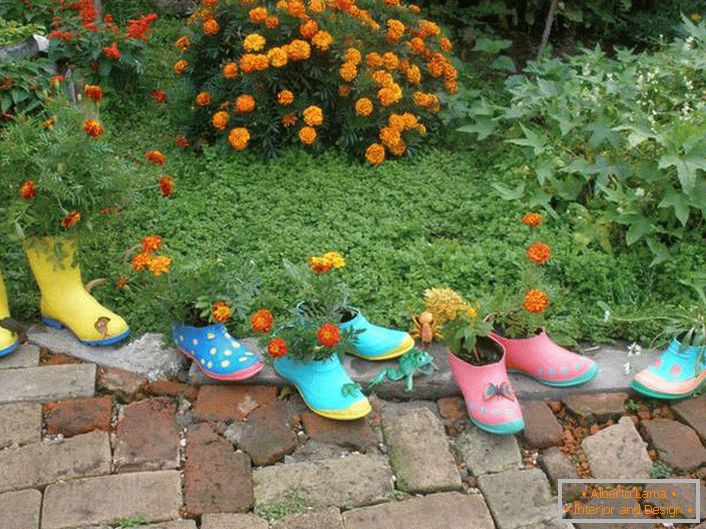 Les vieux galoches peuvent également être utiles si vous décidez de décorer votre jardin de manière créative. 