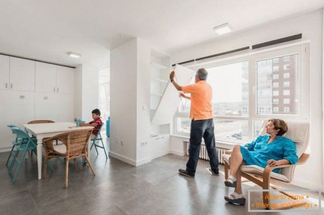 Appartement avec transformateurs muraux dans le style du minimalisme