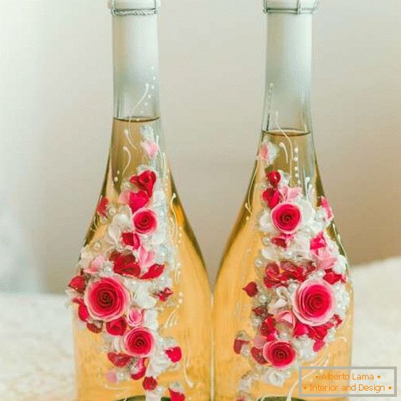 Comment décorer une bouteille de champagne pour un mariage avec des fleurs