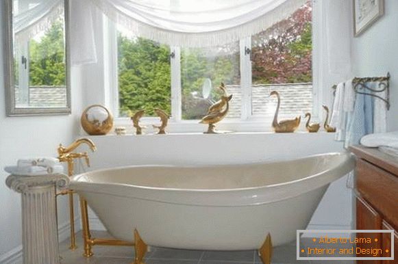 Conception d'une salle de bain avec des ornements en or