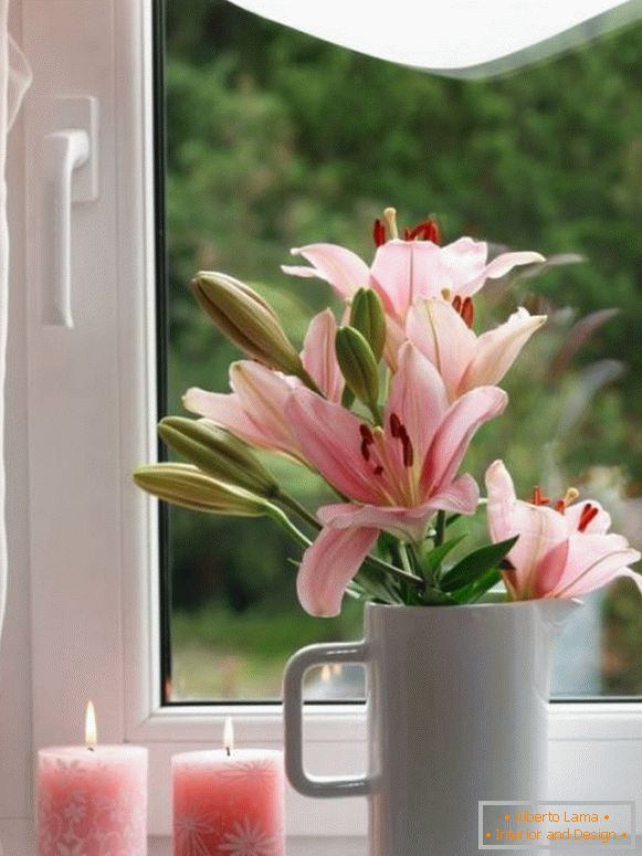 Bougies et fleurs sur le rebord de la fenêtre