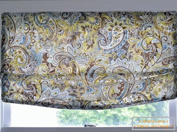 Textiles brillants dans la décoration de la fenêtre
