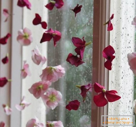 Décoration de fenêtre avec des fleurs artificielles