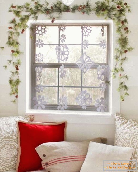 Comment décorer une fenêtre pour la nouvelle année - des photos des meilleures idées