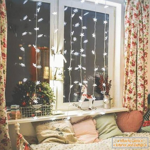 Décoration de fenêtre pour la nouvelle année avec des lumières LED