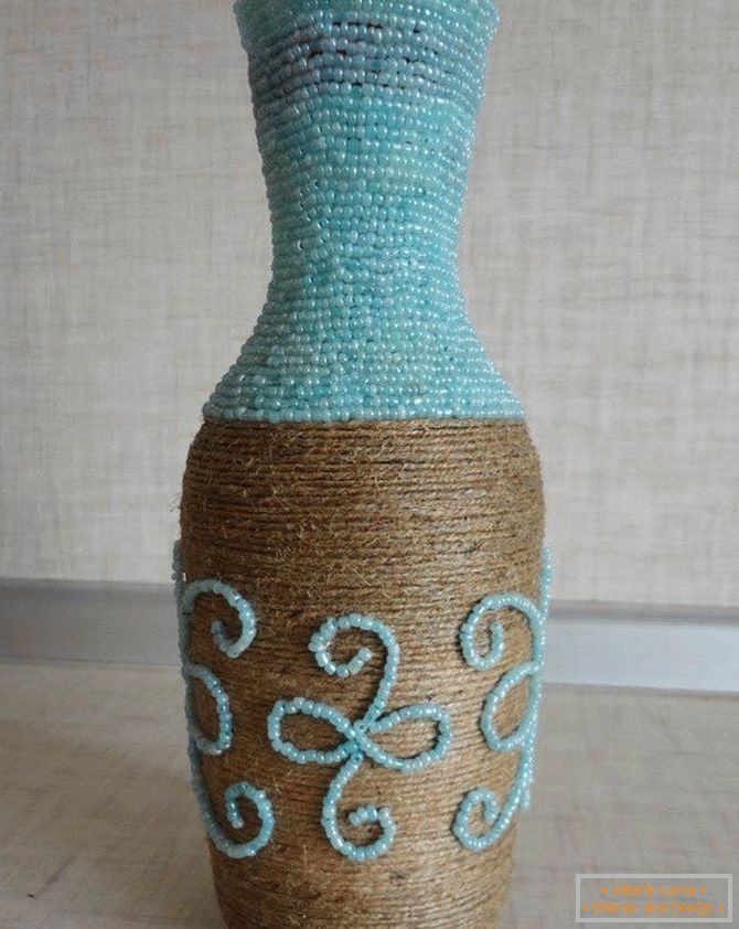 Décoration d'un vase de ficelle et de perles