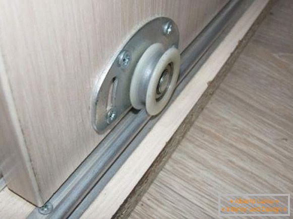 Portes de rail pour compartiment d'armoire intégré