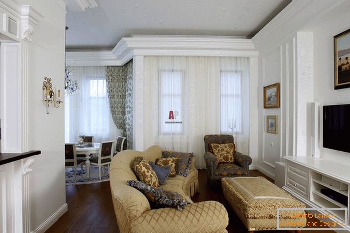 Pour concevoir la chambre, des couleurs claires ont été utilisées. Meuble beige harmonieusement combiné avec la décoration blanche des murs.