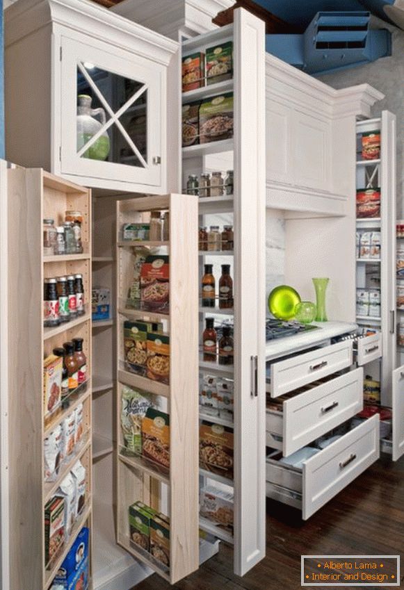 Armoires et étagères avec des produits à l'intérieur d'une petite cuisine