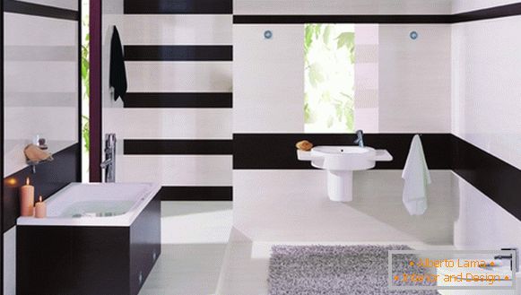 Rayures horizontales à l'intérieur d'une petite salle de bain