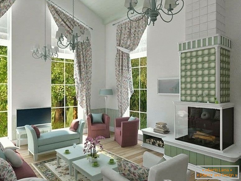 Salon avec cheminée et fenêtres panoramiques dans la maison de campagne