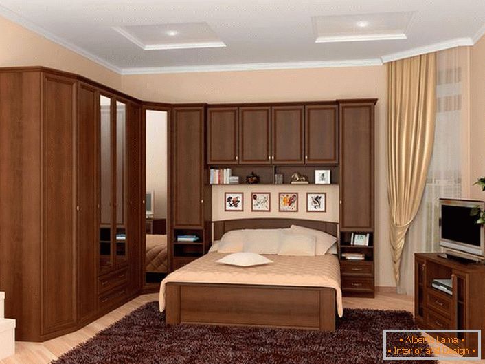 Une solution pratique pour l'agencement des chambres est une suite modulaire qui fonctionne sur le lit. Gain d'espace efficace.