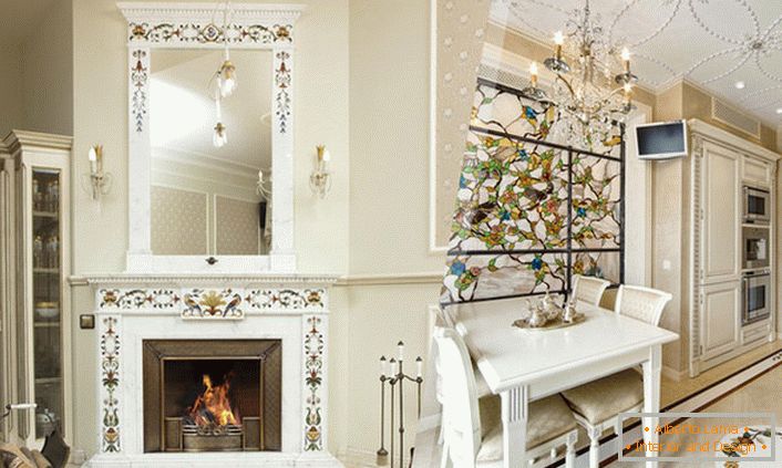 La cheminée en marbre et l'intérieur du salon constituent la solution idéale.