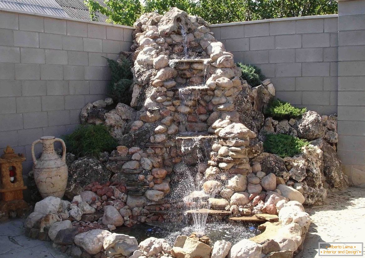 Fontaine de pierre sur le site