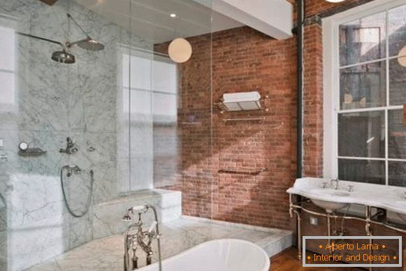 Mur de briques à l'intérieur de la salle de bain - avec quoi combiner