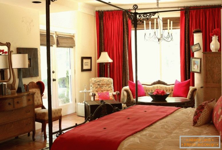 Mobilier-chambre à coucher-maître-avec-rouge-rideau-antique-miroir-et-lampe-de-table-unique-carrelage-sol-meilleur-jaune-clair-mur-peinture-couleur-salon-chaises-classique-élégant- idées de design