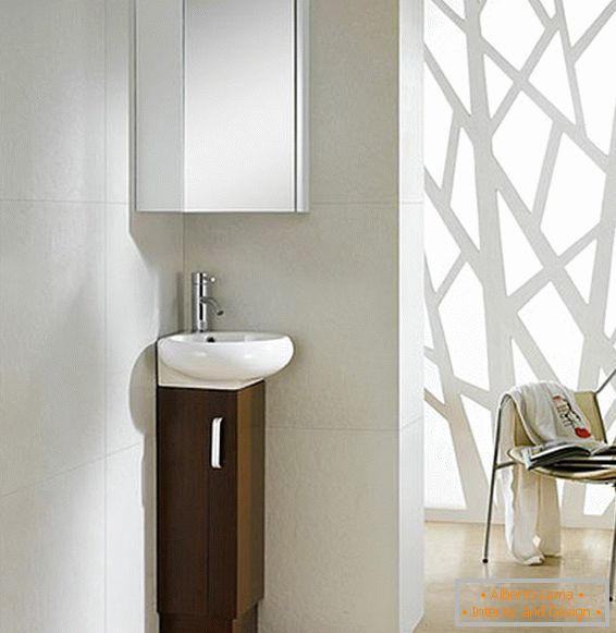 Une coiffeuse minimaliste dans le design d'une petite salle de bain
